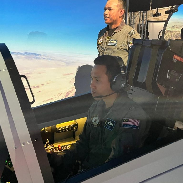 7 RMAF student in F/A-18E simulator at ITTC