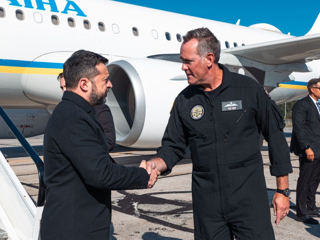 1789328063689 Dave Lohse, CEO of ITPS/ITTC shaking hands with President Volodymyr Zelenskyy